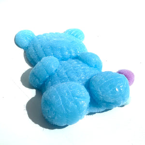 ¡Presentamos el Muchi Pegajoso, el juguete didáctico que transformará el juego de tus pequeños en una aventura de aprendizaje!

Este adorable y blandito Muchi está diseñado con una superficie ligeramente pegajosa, perfecta para que las manos pequeñas lo exploren y experimenten. Más que un simple juguete, el Muchi Pegajoso es una herramienta poderosa para el desarrollo infantil, ofreciendo una multitud de beneficios:
Estimulación Sensorial: Su textura única y ligeramente pegajosa brinda una experiencia tácti